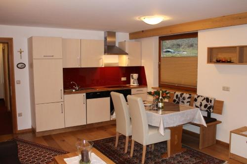 奥伯林塔尔的里德泽尔泽公寓的带桌椅的厨房和带水槽的厨房