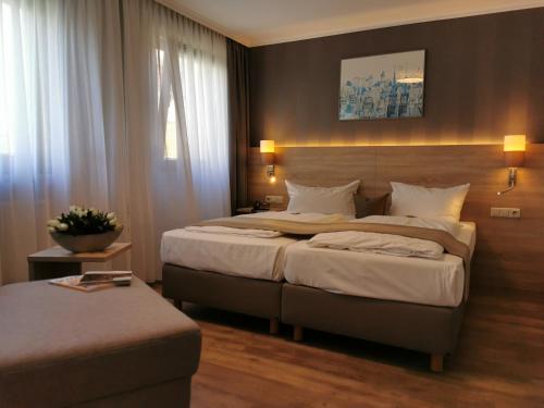 纽伦堡科里斯特尔酒店的酒店客房设有两张床和窗户。