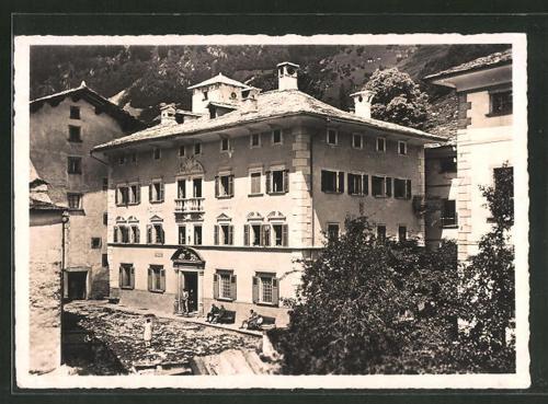 索廖Hotel Palazzo Salis的一张大建筑的旧照片