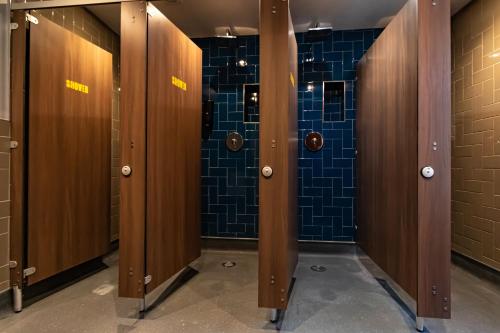 伦敦滑铁卢蒸汽机酒吧之爱旅舍的浴室里一排蓝色瓷砖的储物柜