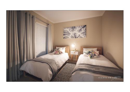 温特和克Felzarette Self Catering Apartment 7的带窗户的客房内设有两张单人床。