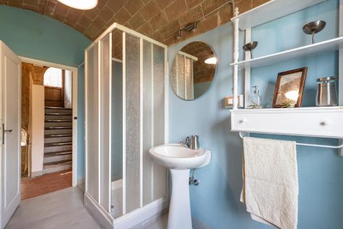 蒙泰卡蒂尼瓦尔迪切奇纳Orielda的一间带水槽和镜子的浴室