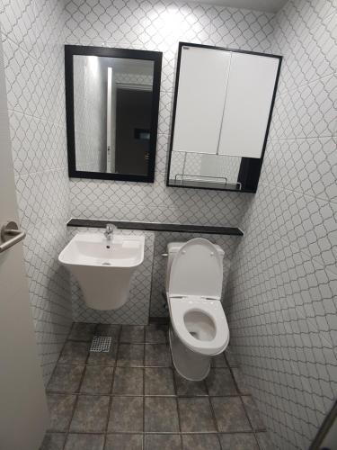 济州市Yong Stay的一间带卫生间、水槽和镜子的浴室