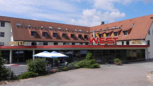拉德博伊尔WEST Hotel an der Sächsischen Weinstrasse的一座西边标志的大型建筑