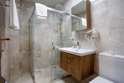 伊斯坦布尔West Palace的带淋浴、盥洗盆和卫生间的浴室