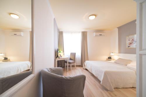 威斯巴登托斯卡纳酒店的酒店客房,设有两张床和镜子