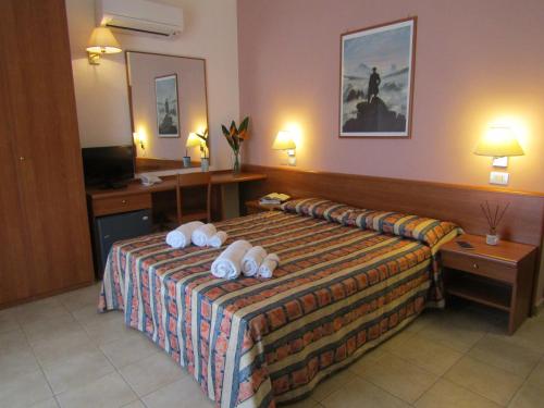维耶斯泰帕尔梅葛美乐酒店的酒店客房,配有带毛巾的床