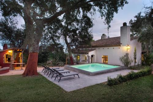 马斯萨内特-德卡夫雷尼斯Ca la Cèlia的庭院中带游泳池的房子