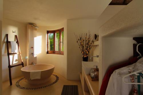 马祖特佐亚酒店的一间位于客房角落的带大浴缸的浴室