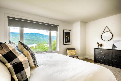 Amazing Lakemountain View 5min To Tremblant464客房内的一张或多张床位