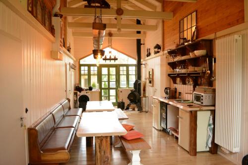 MellenseeAlexanderhaus的一间厨房,内设桌子和长凳