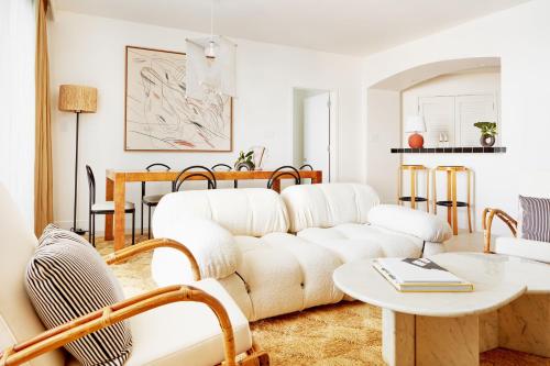 乔治敦Palm Heights的客厅配有白色的沙发和桌子