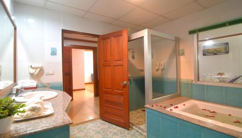 春蓬春蓬花园酒店的带浴缸、水槽和淋浴的浴室