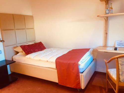 KellLandgasthof Zur Post, Hochwälder Radstation的一间小卧室,配有一张带红色枕头的床