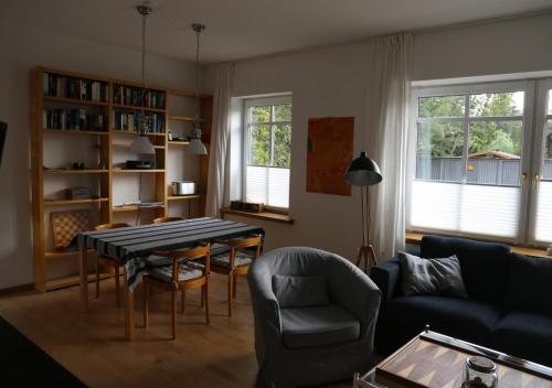 吕讷堡Ferienwohnung Klosterquartier的客厅配有桌子和沙发