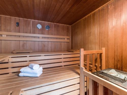 弗林肯贝格克鲁度假屋的中间设有2条毛巾的桑拿浴室