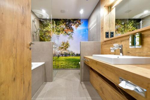 科特布斯Best Western Plus Parkhotel & Spa Cottbus的一间带水槽和淋浴的浴室