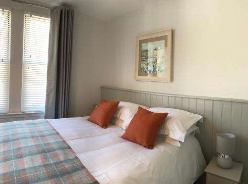 多诺赫3 Argyle Place的一间卧室配有一张带两个枕头的床