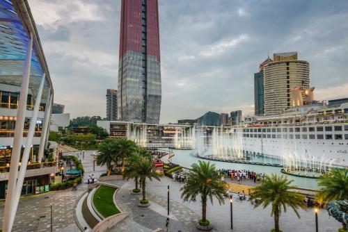 深圳深圳东华假日酒店的享有带喷泉和建筑物的城市美景