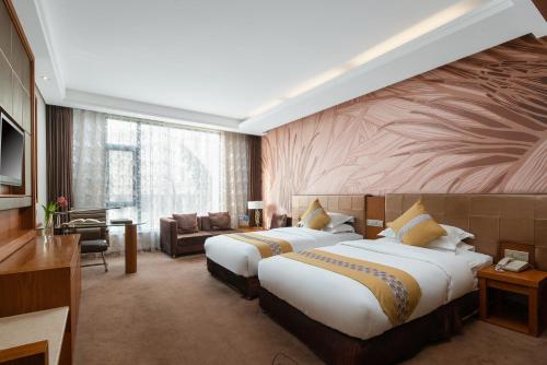 昆明昆明云安会都酒店的酒店客房,设有两张床和一张沙发