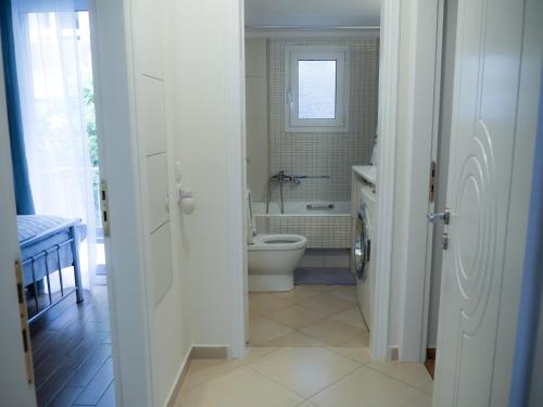 雅典Garden Apartment next to the Mall -Private Parking的白色的浴室设有卫生间和水槽。
