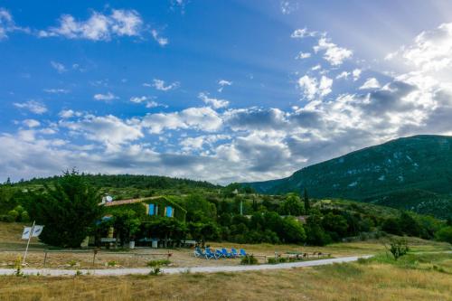 穆斯捷-圣玛丽维纳斯克小屋酒店的山丘上以山为背景的房子