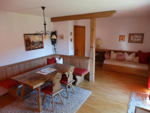 基茨比厄尔附近赖特Landhaus Sommerau的一间带桌椅和沙发的用餐室