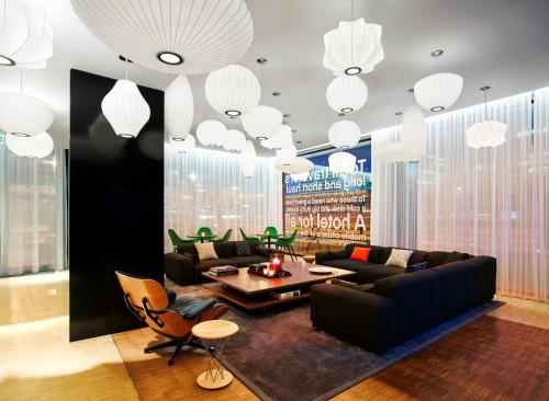 史基浦阿姆斯特丹史基浦机场世民酒店的客厅配有沙发和桌子