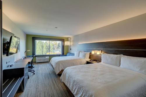 奥本Holiday Inn Express & Suites - Auburn Downtown, an IHG Hotel的酒店客房设有两张床和窗户。