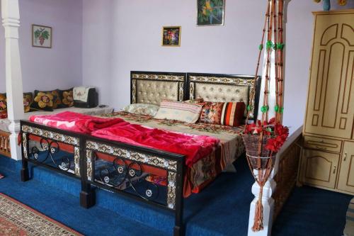 BaltitFort View Guest House的一间卧室配有一张带红色毯子的床