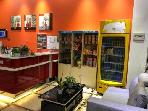 巴中7天酒店·巴中国际商贸城店的一间储藏室,里面装有饮料冷却器