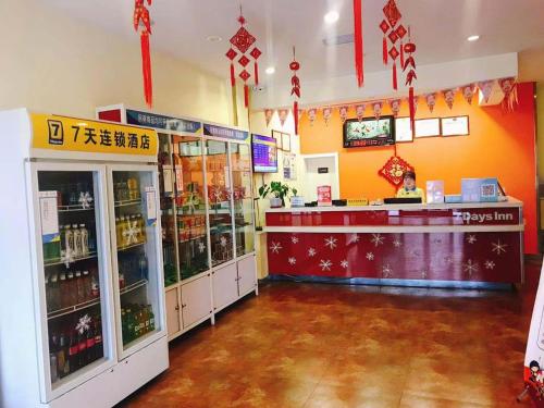 Taoyang7天酒店·临洮城市金街店的一个带柜台的杂货店和一家出售饮品的商店