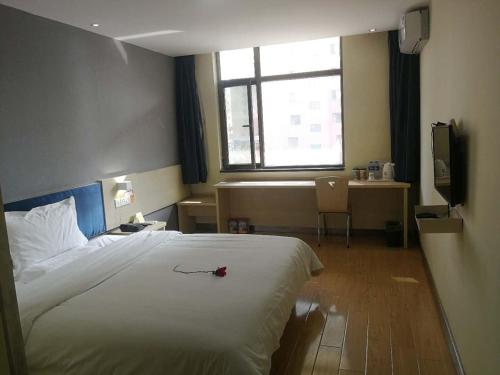 Taoyang7天酒店·临洮城市金街店的一间设有大床和窗户的酒店客房