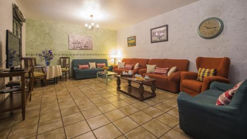 乌尔达Los Laureles 2的带沙发和桌子的客厅