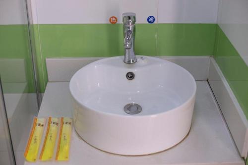 张家口7天酒店·张家口明德北路店的浴室内设有一个白色水槽和水龙头