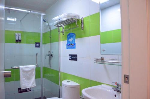 乌鲁木齐7天酒店·乌鲁木齐幸福路大巴扎店的带淋浴、卫生间和盥洗盆的浴室