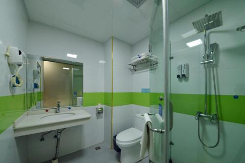 景洪市7天酒店·西双版纳告庄西双景店的一间带水槽、淋浴和卫生间的浴室