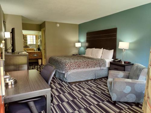 南海文南海文戴斯酒店的配有一张床和一把椅子的酒店客房