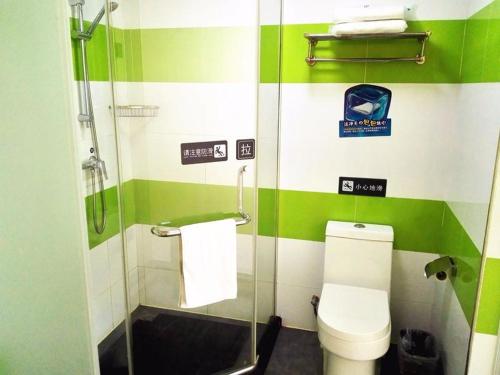 渭南7天酒店·渭南解放路火车站店的绿色和白色的浴室设有卫生间和淋浴。