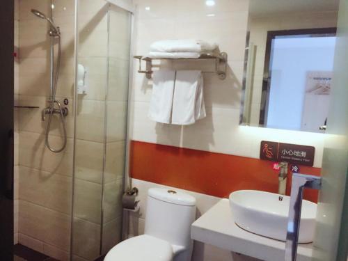 奉节7天优品·重庆奉节夔州大道店的浴室配有卫生间、淋浴和盥洗盆。