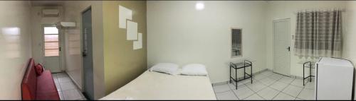 大瓦尔泽亚HOTEL ALAMEDA的卧室配有白色的床和2个枕头
