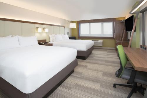 代顿Holiday Inn Express & Suites - Dayton Southwest, an IHG Hotel的酒店客房配有两张床和一张书桌