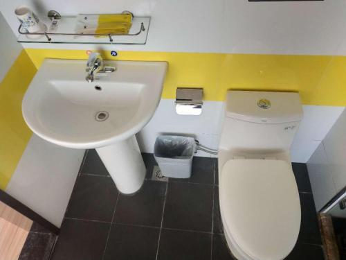 通辽7天酒店·通辽民航路店的浴室配有白色卫生间和盥洗盆。