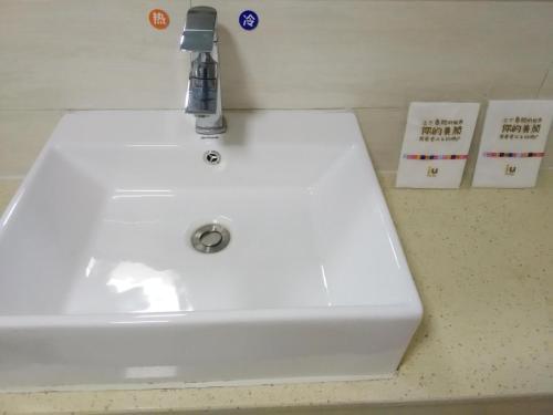 Wensu7天酒店·阿克苏机场店的柜台上带水龙头的白色水槽