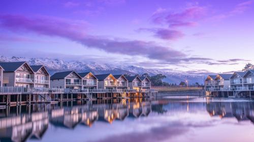 克伦威尔Marsden Lake Resort Central Otago的水边码头上的一排房子