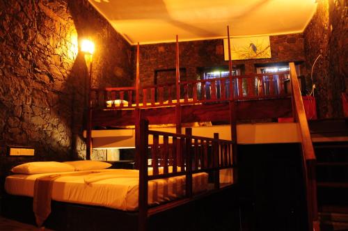 Kalawana博尔德花园旅馆的一间卧室配有双层床