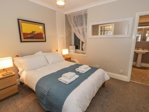 巴茅思Seaview Apartment的一间卧室配有一张床,上面有两条毛巾