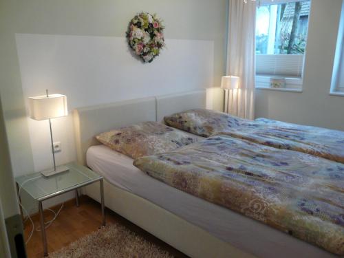 霍恩-巴特迈恩贝格Haus mit Aussicht的一间卧室配有一张床、一张桌子和一个窗户。