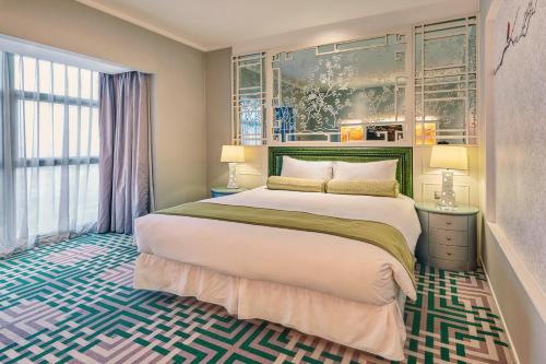 上海上海帝盛酒店的一间卧室设有一张大床和一个大窗户