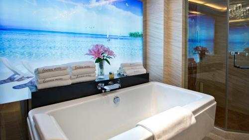 南京南京中心大酒店的带浴缸的浴室,享有大海美景